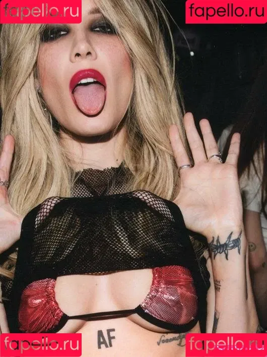 Halsey Onlyfans Photo Gallery 
