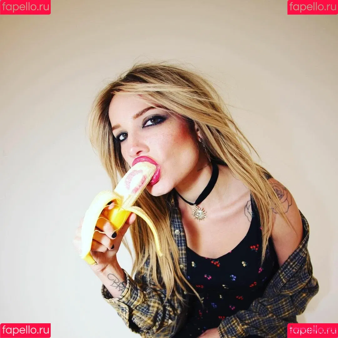 Halsey Onlyfans Photo Gallery 