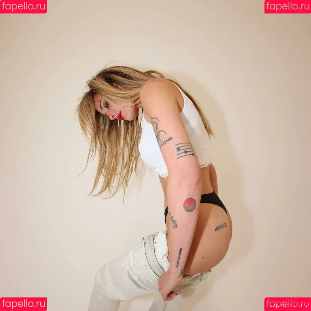 Halsey Onlyfans Photo Gallery 