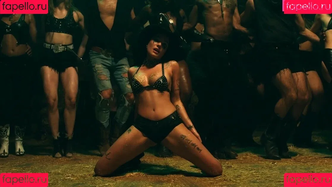 Halsey Onlyfans Photo Gallery 