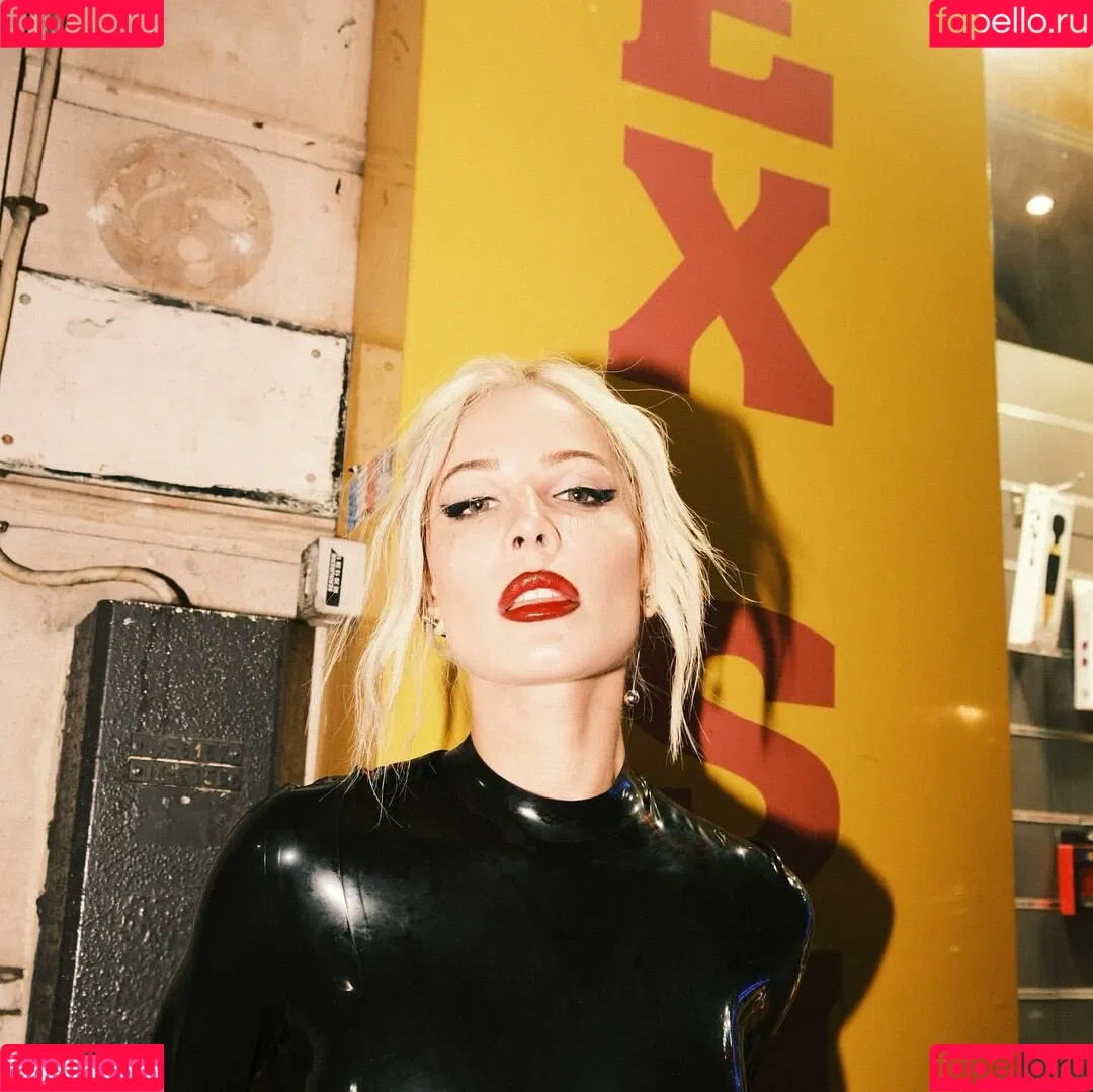 Halsey Onlyfans Photo Gallery 