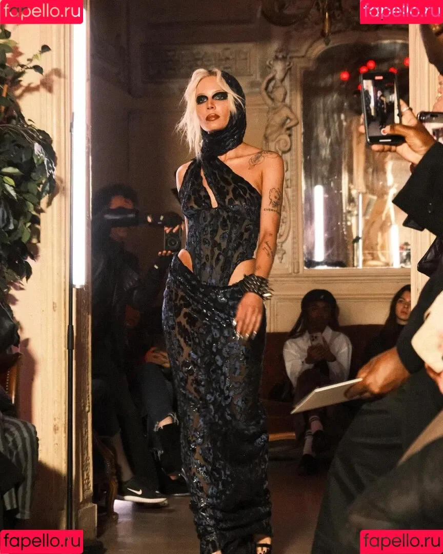 Halsey Onlyfans Photo Gallery 