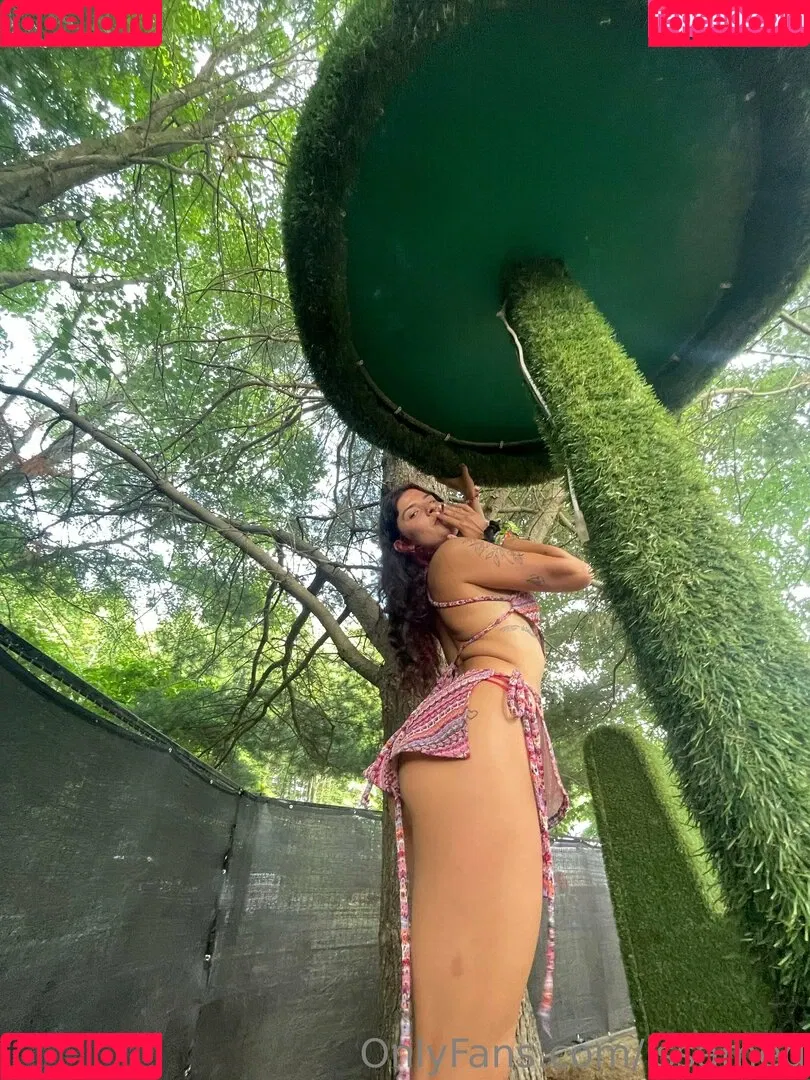 issameg Onlyfans Photo Gallery 