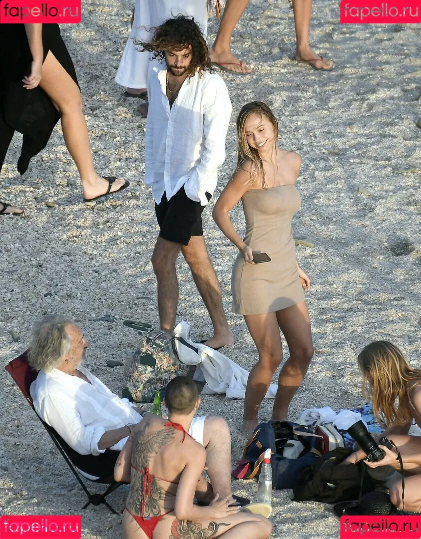 Alexis Ren Onlyfans Photo Gallery 