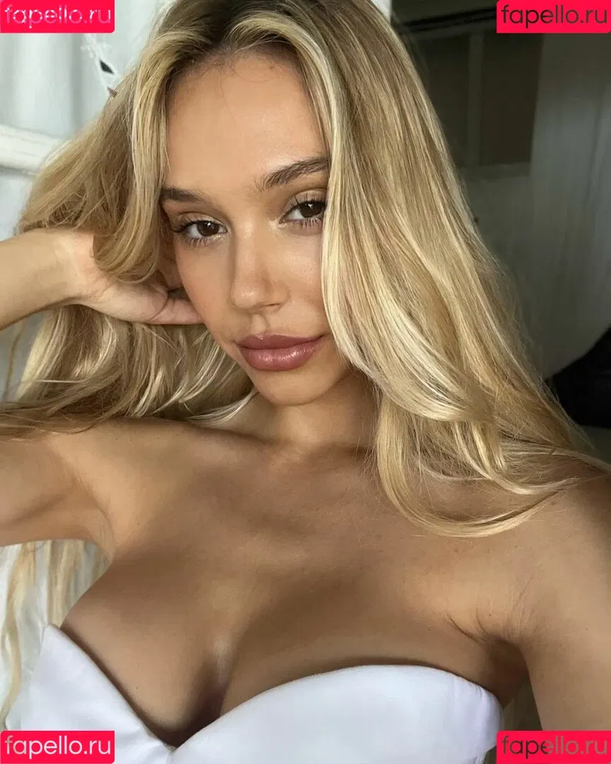 Alexis Ren Onlyfans Photo Gallery 