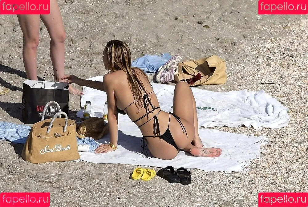 Alexis Ren Onlyfans Photo Gallery 
