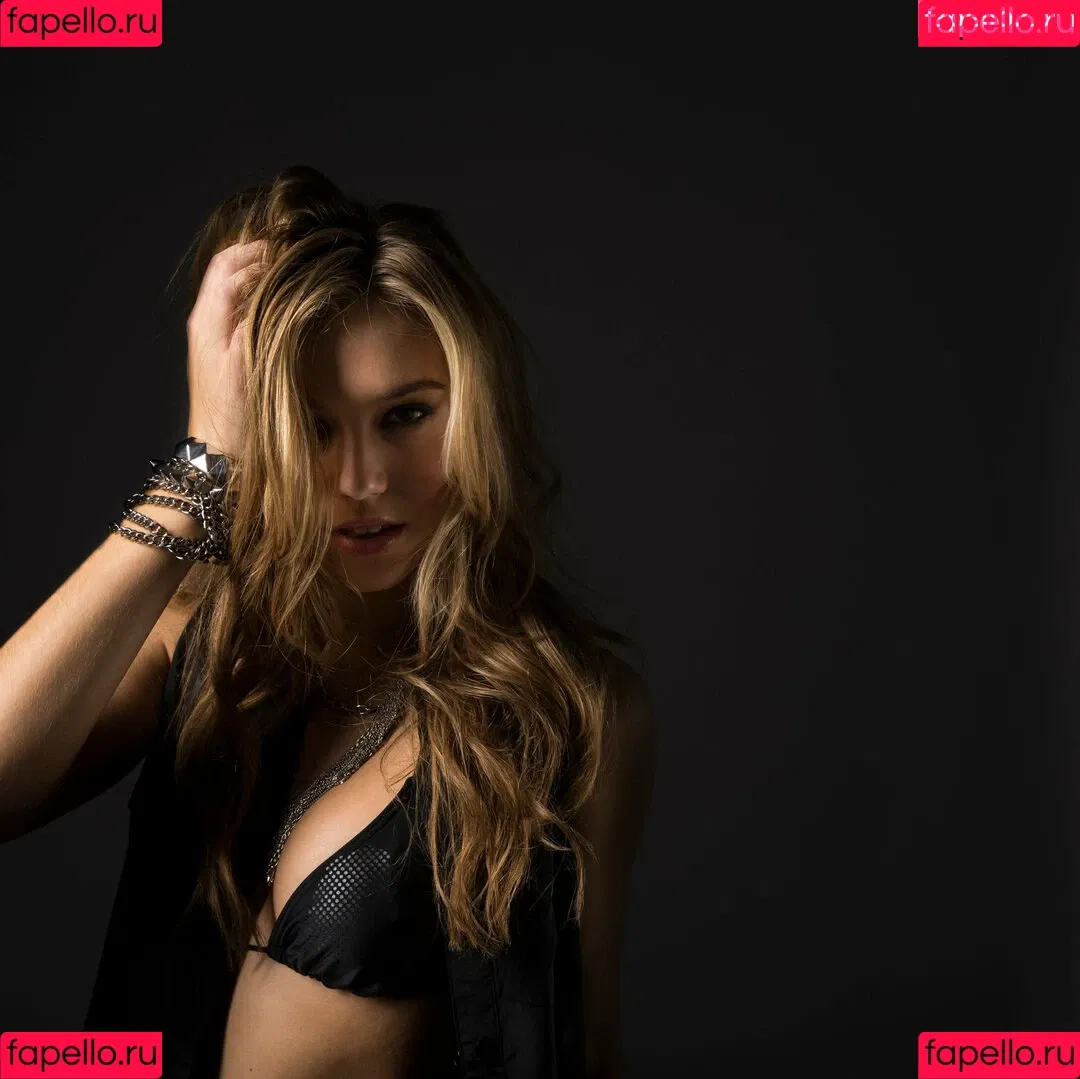 Alexis Ren Onlyfans Photo Gallery 