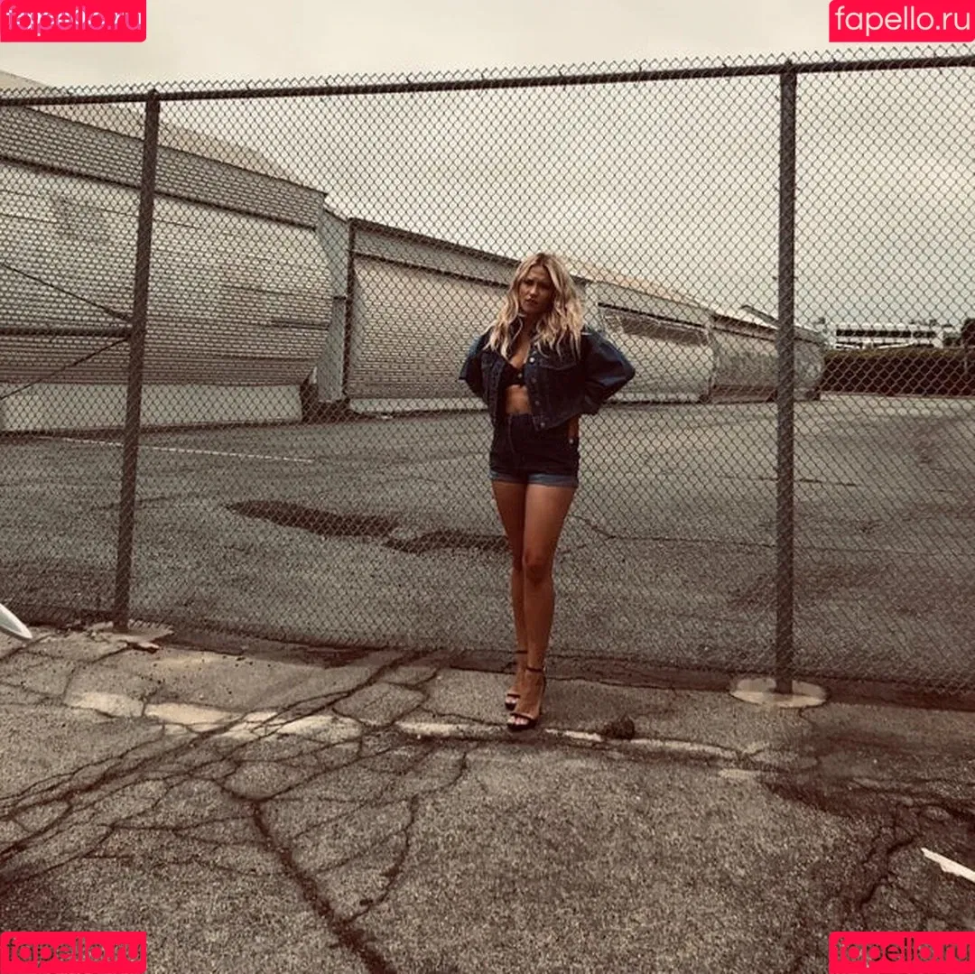 Emily Osment Onlyfans Photo Gallery 