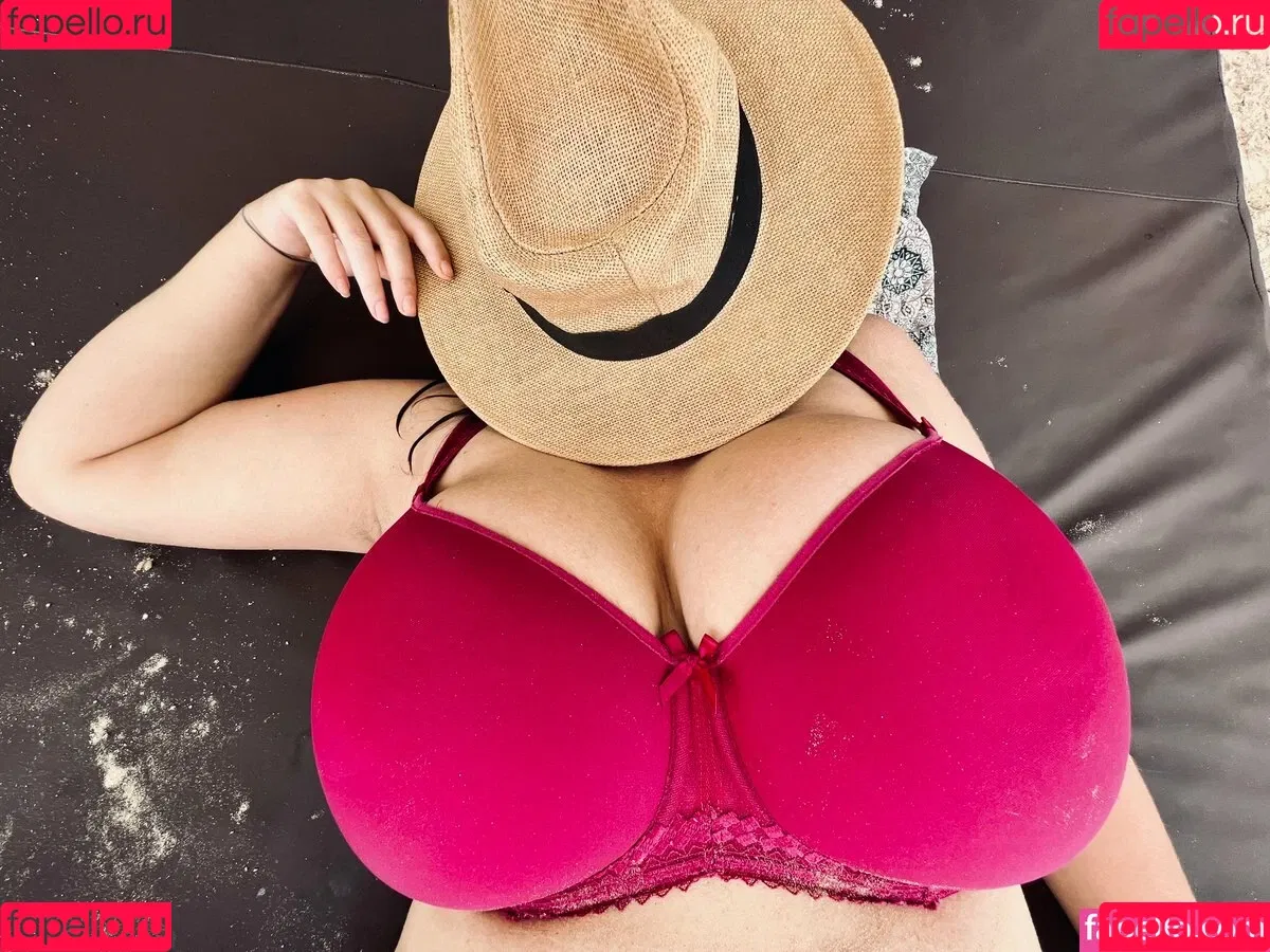 boobStruggle Onlyfans Photo Gallery 
