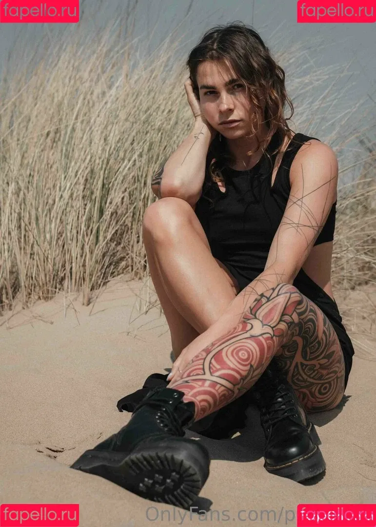 poly_luna Onlyfans Photo Gallery 