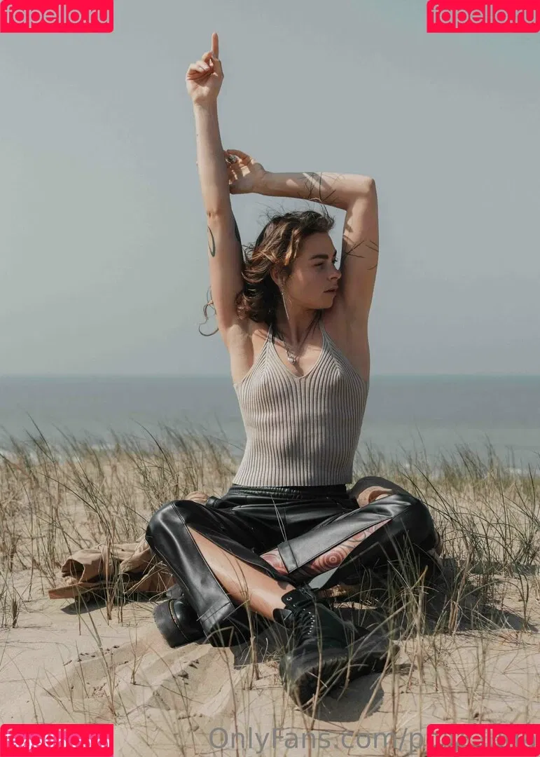 poly_luna Onlyfans Photo Gallery 