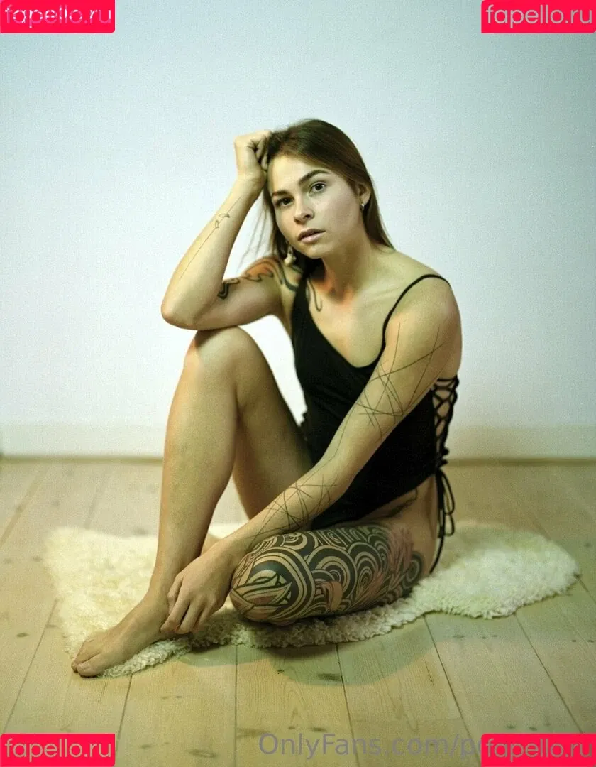 poly_luna Onlyfans Photo Gallery 
