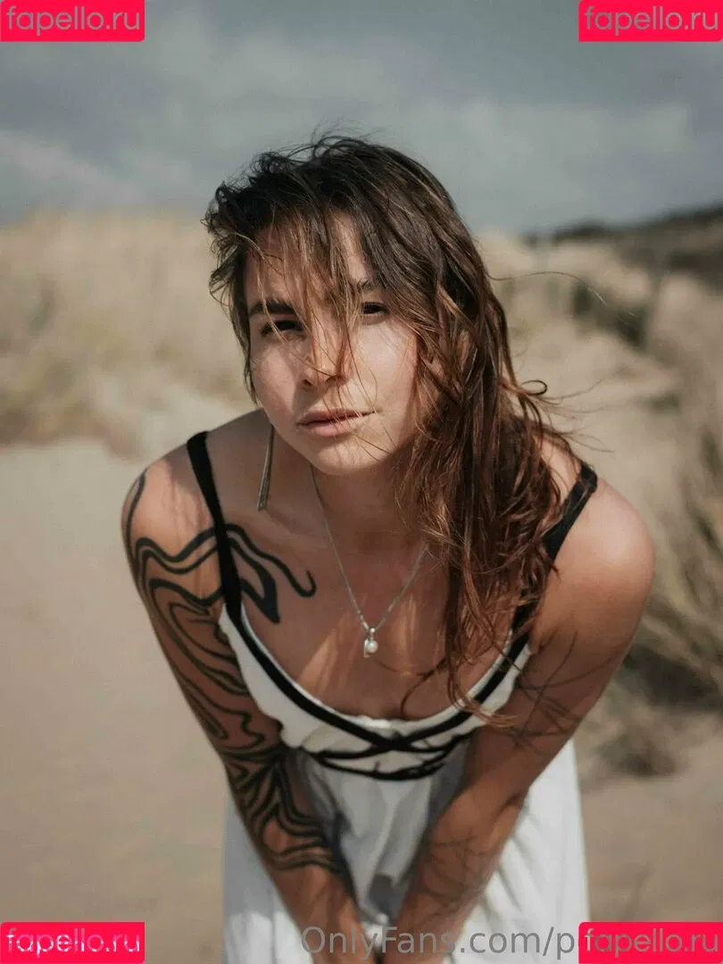 poly_luna Onlyfans Photo Gallery 
