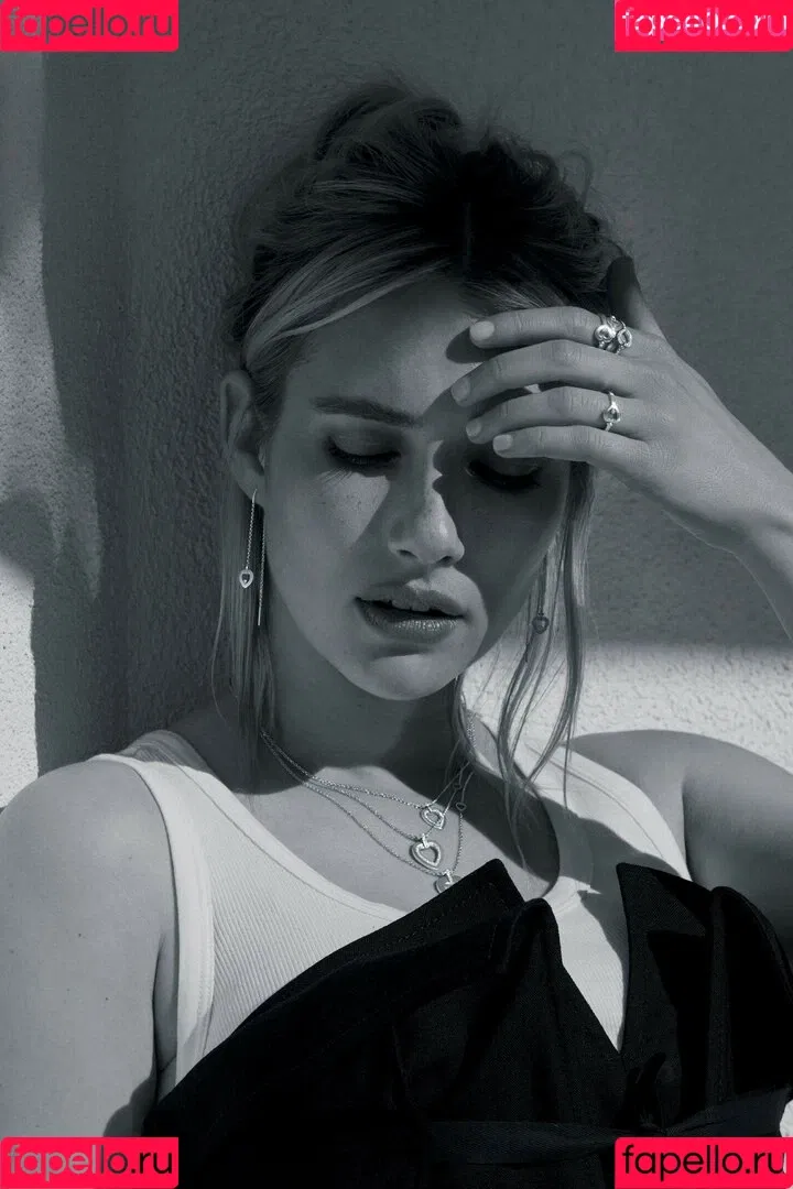 Emma Roberts Onlyfans Photo Gallery 