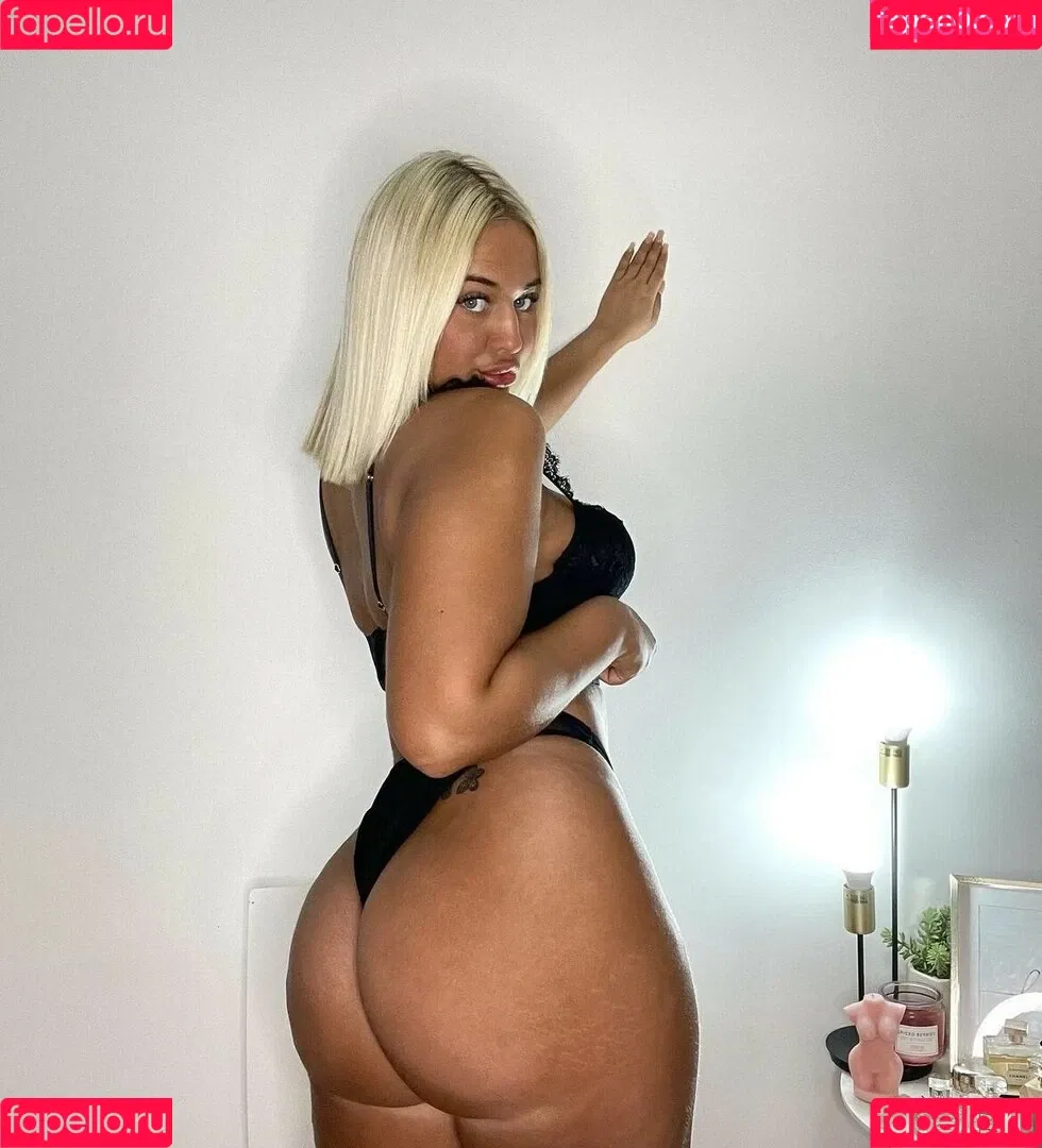 Rowena Violet Onlyfans Photo Gallery 