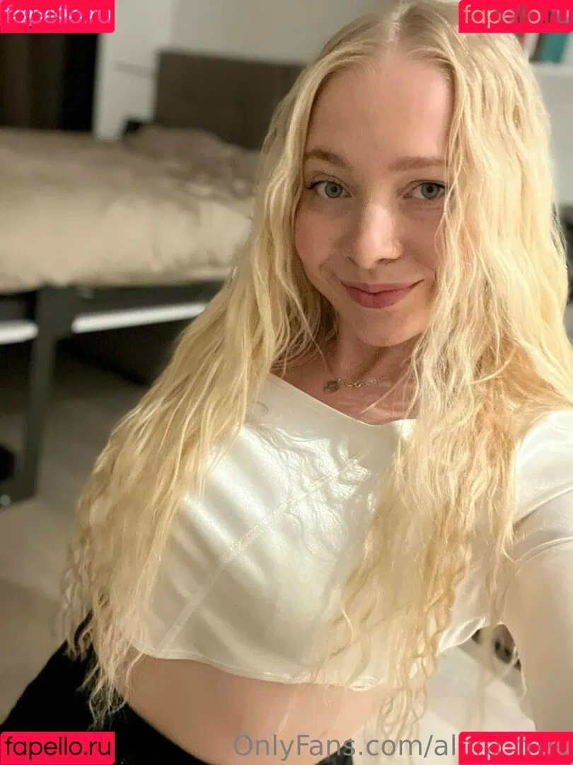 alora_free Onlyfans Photo Gallery 