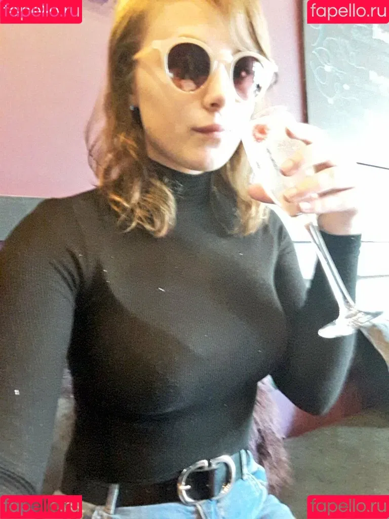 Sydney Poniewaz Onlyfans Photo Gallery 