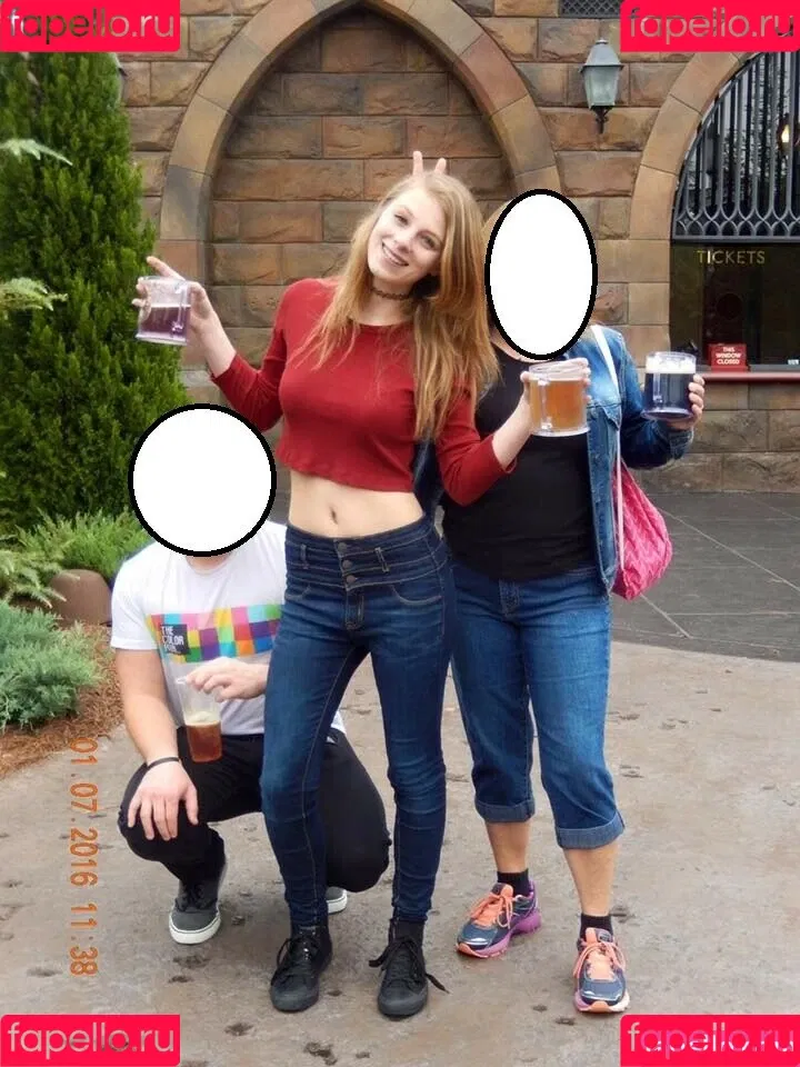 Sydney Poniewaz Onlyfans Photo Gallery 