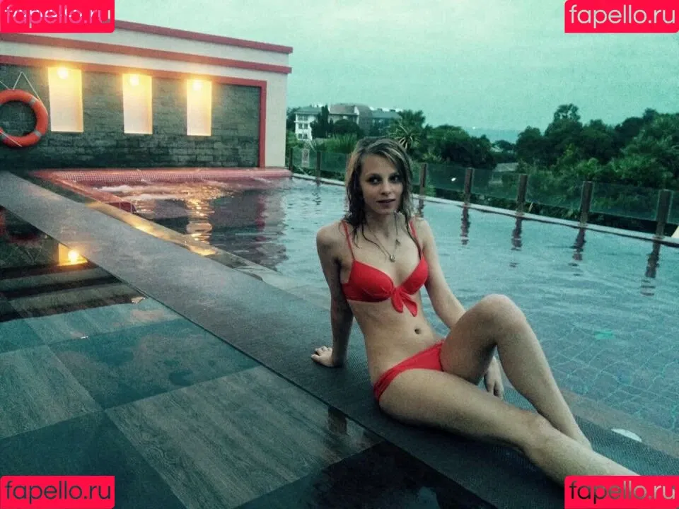 Sydney Poniewaz Onlyfans Photo Gallery 