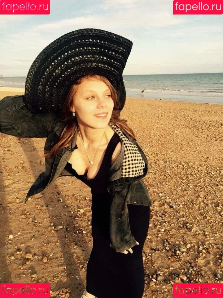 Sydney Poniewaz Onlyfans Photo Gallery 
