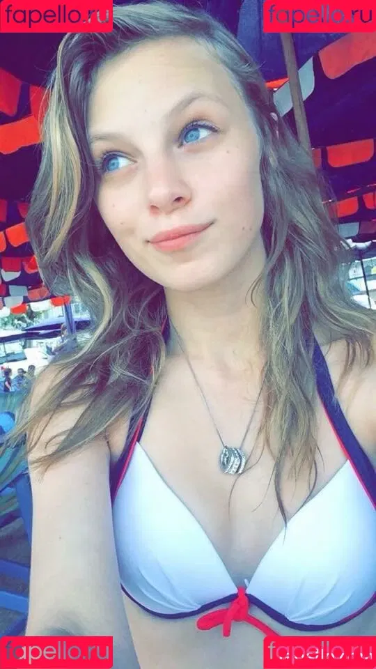 Sydney Poniewaz Onlyfans Photo Gallery 