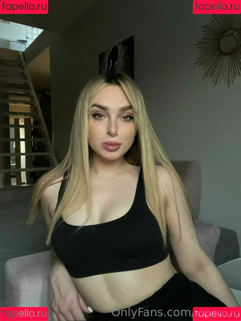 Elsa Jay Onlyfans Photo Gallery 