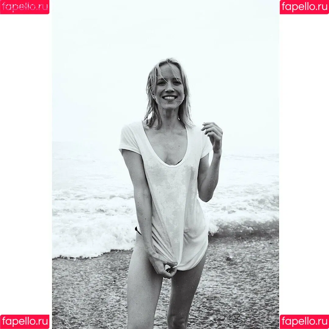 Jessy Schram Onlyfans Photo Gallery 