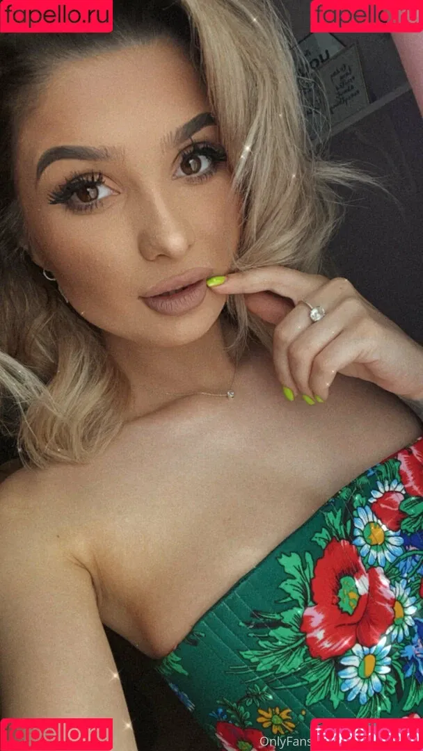 kimchopra Onlyfans Photo Gallery 