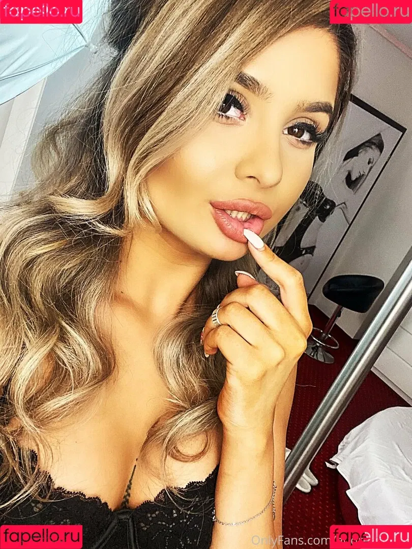 kimchopra Onlyfans Photo Gallery 