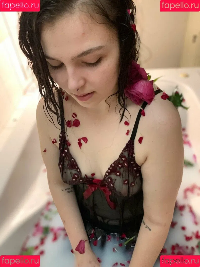 hereliesviolet Onlyfans Photo Gallery 