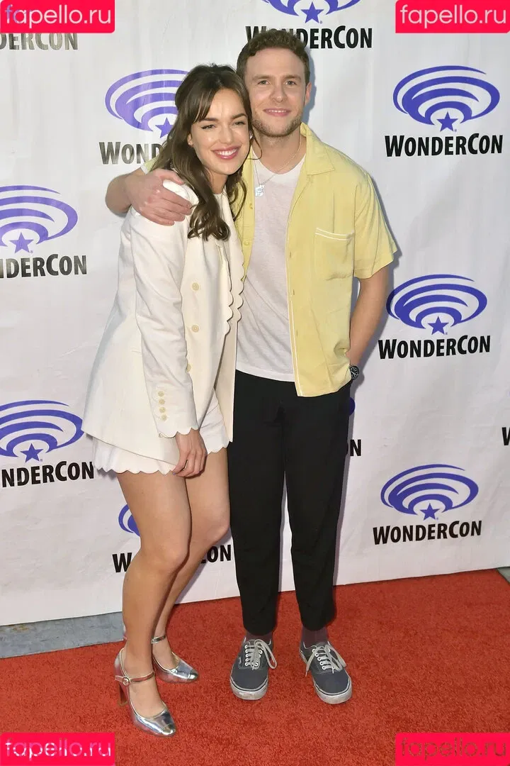 Elizabeth Henstridge Onlyfans Photo Gallery 