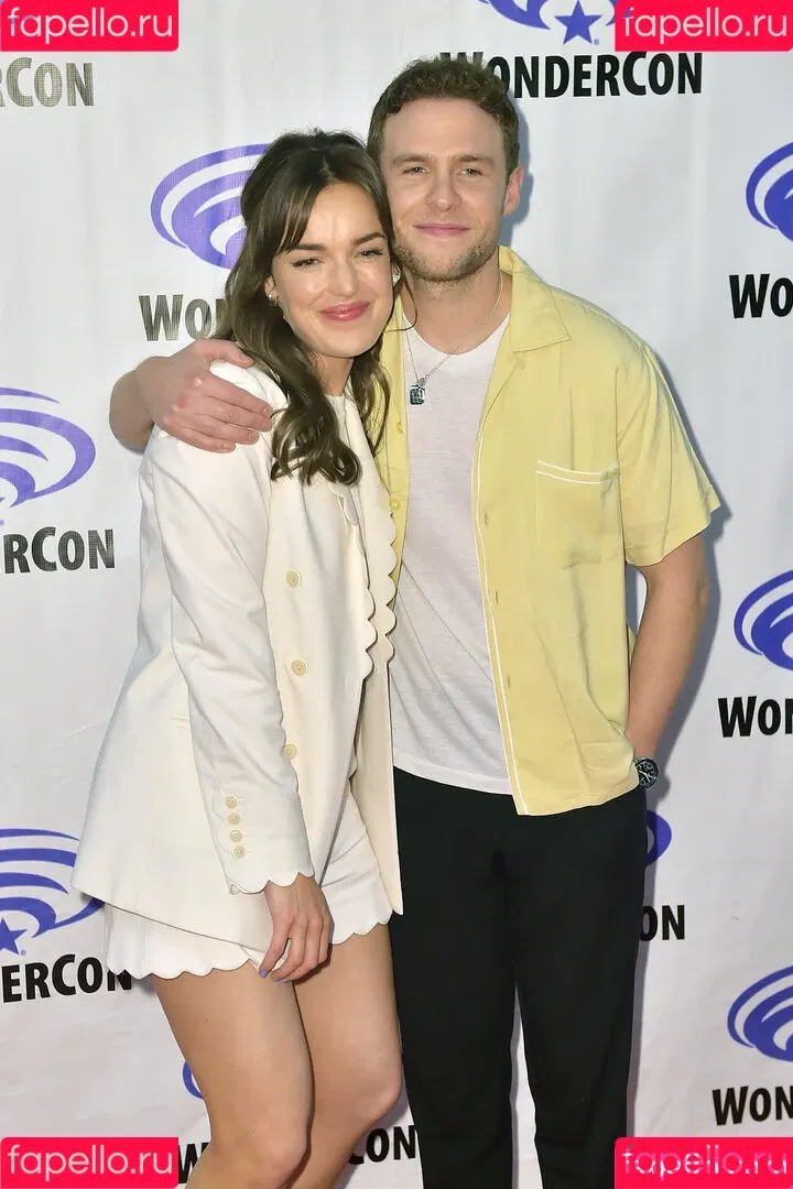 Elizabeth Henstridge Onlyfans Photo Gallery 