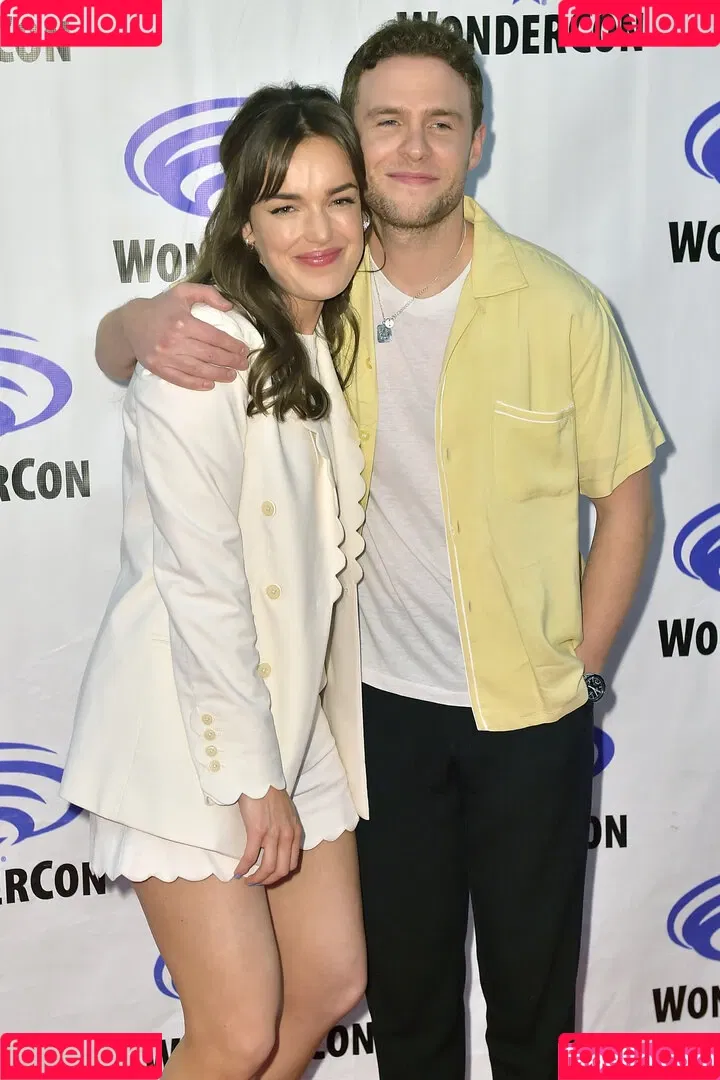 Elizabeth Henstridge Onlyfans Photo Gallery 