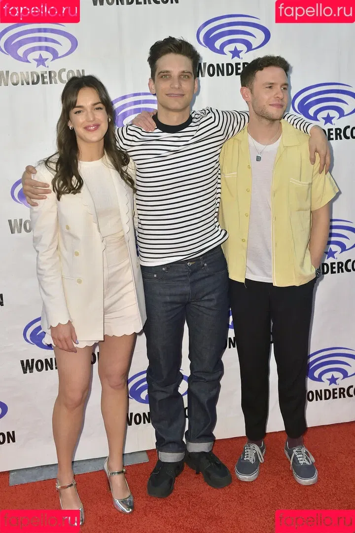 Elizabeth Henstridge Onlyfans Photo Gallery 