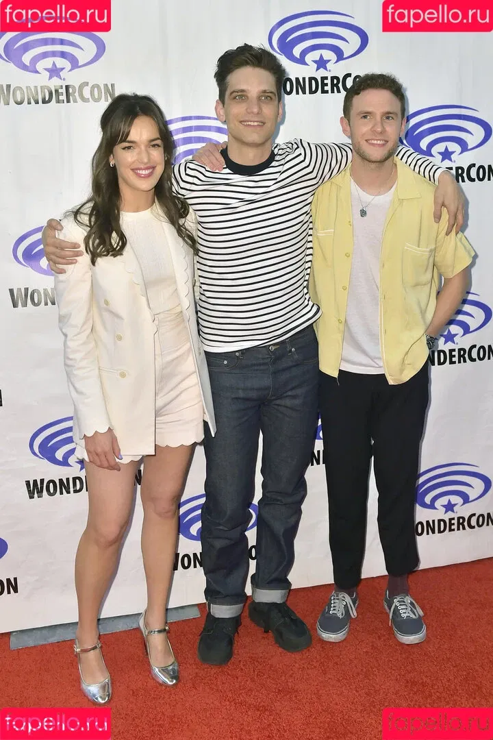 Elizabeth Henstridge Onlyfans Photo Gallery 