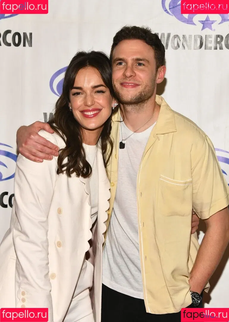 Elizabeth Henstridge Onlyfans Photo Gallery 
