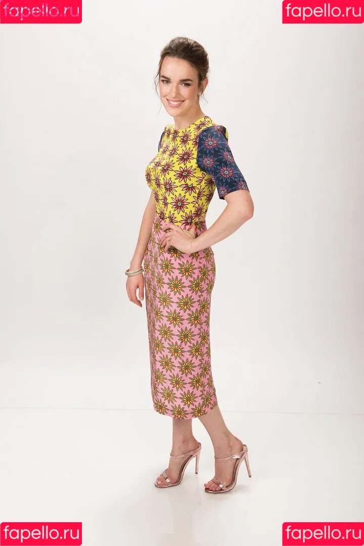 Elizabeth Henstridge Onlyfans Photo Gallery 