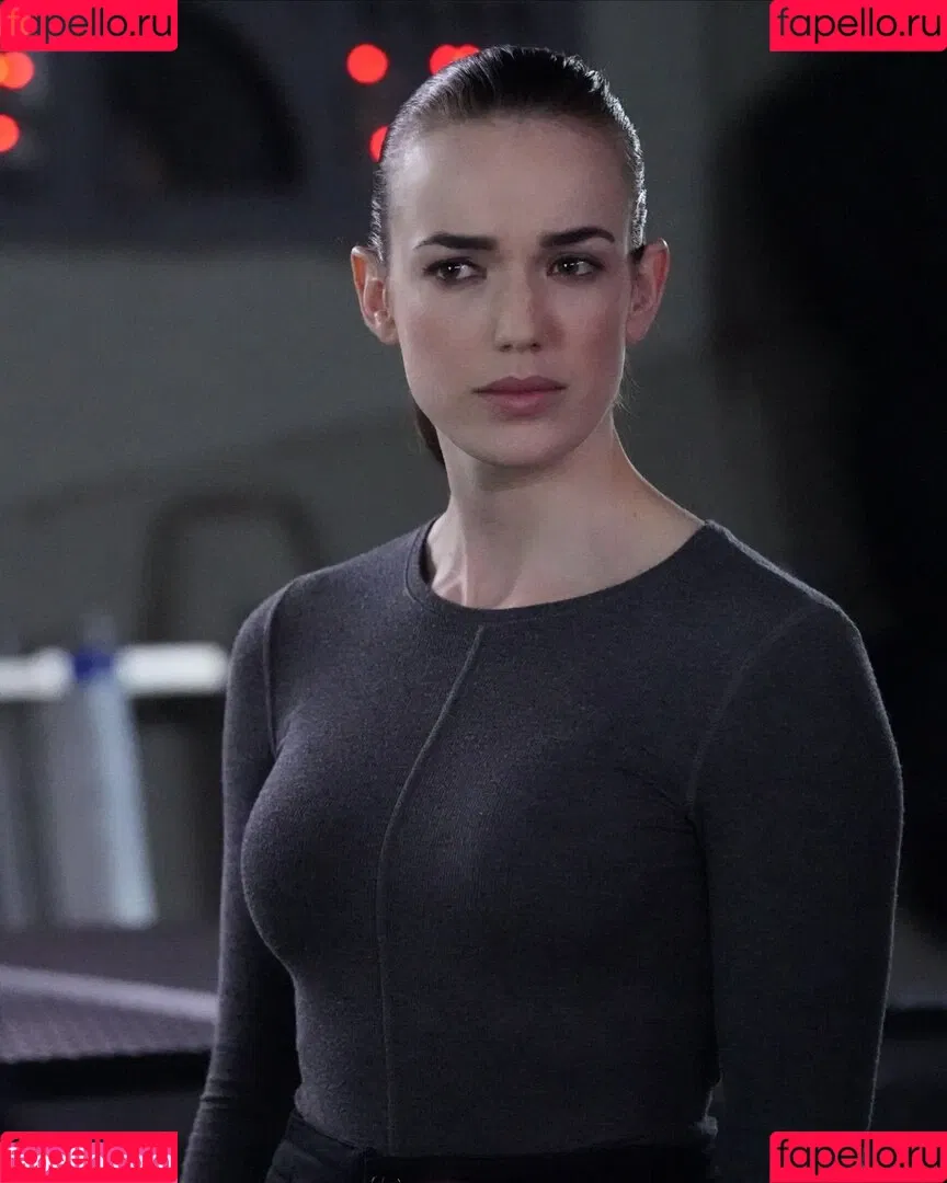 Elizabeth Henstridge Fakes