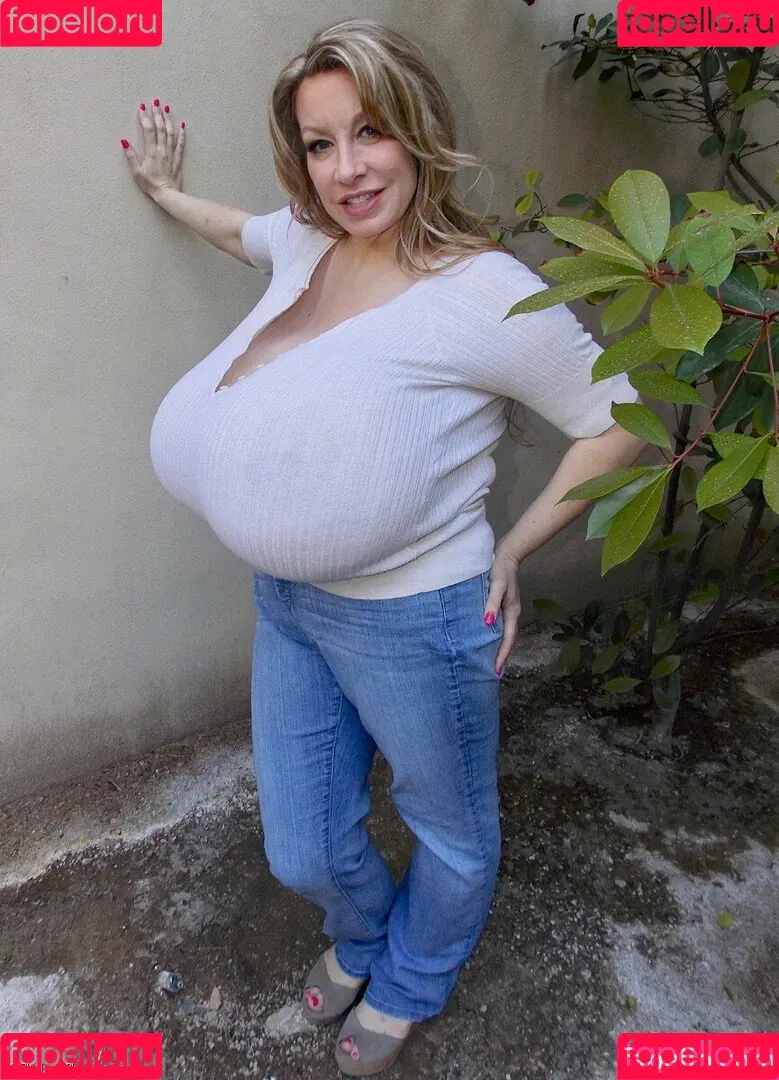 Chelsea Charms Onlyfans Photo Gallery 