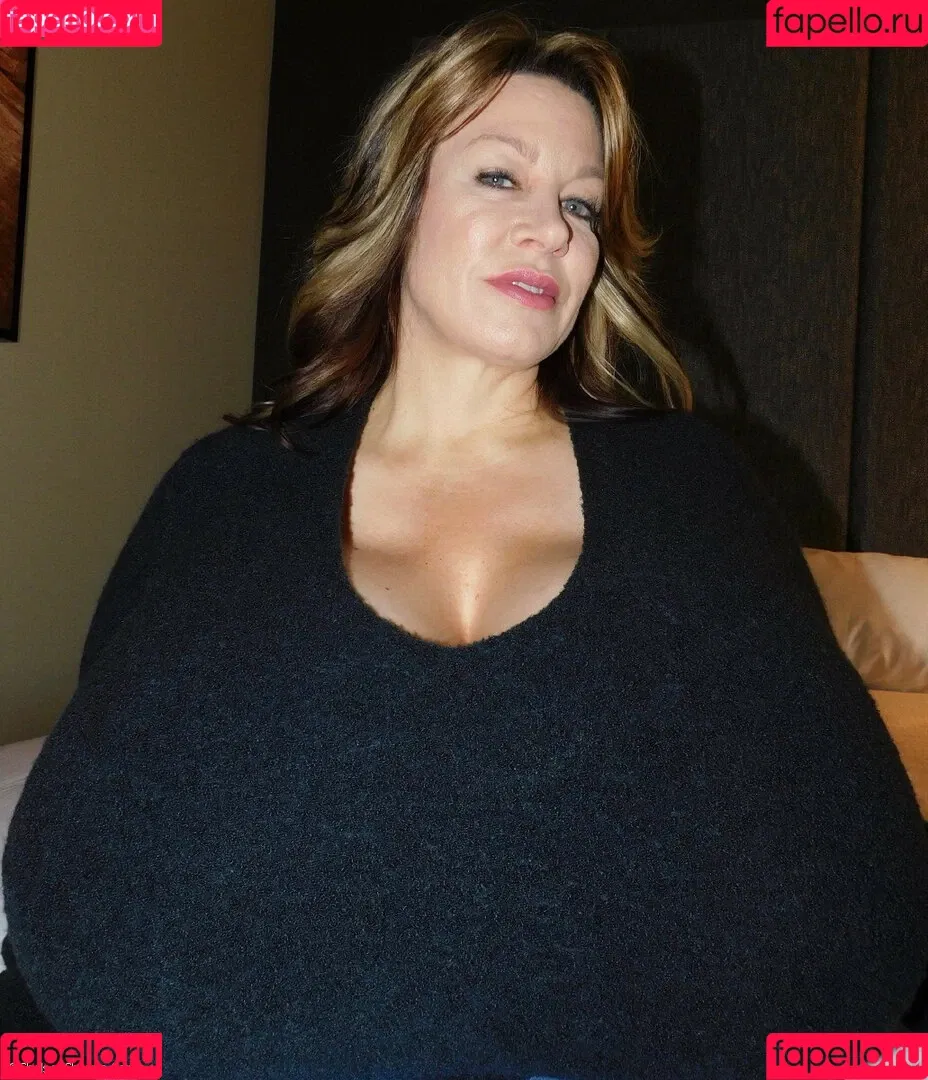 Chelsea Charms Onlyfans Photo Gallery 