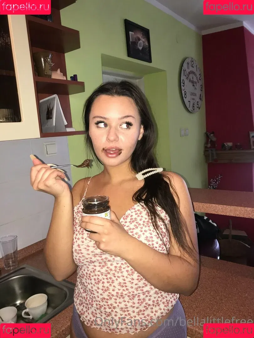 bellalittlefree22 Onlyfans Photo Gallery 