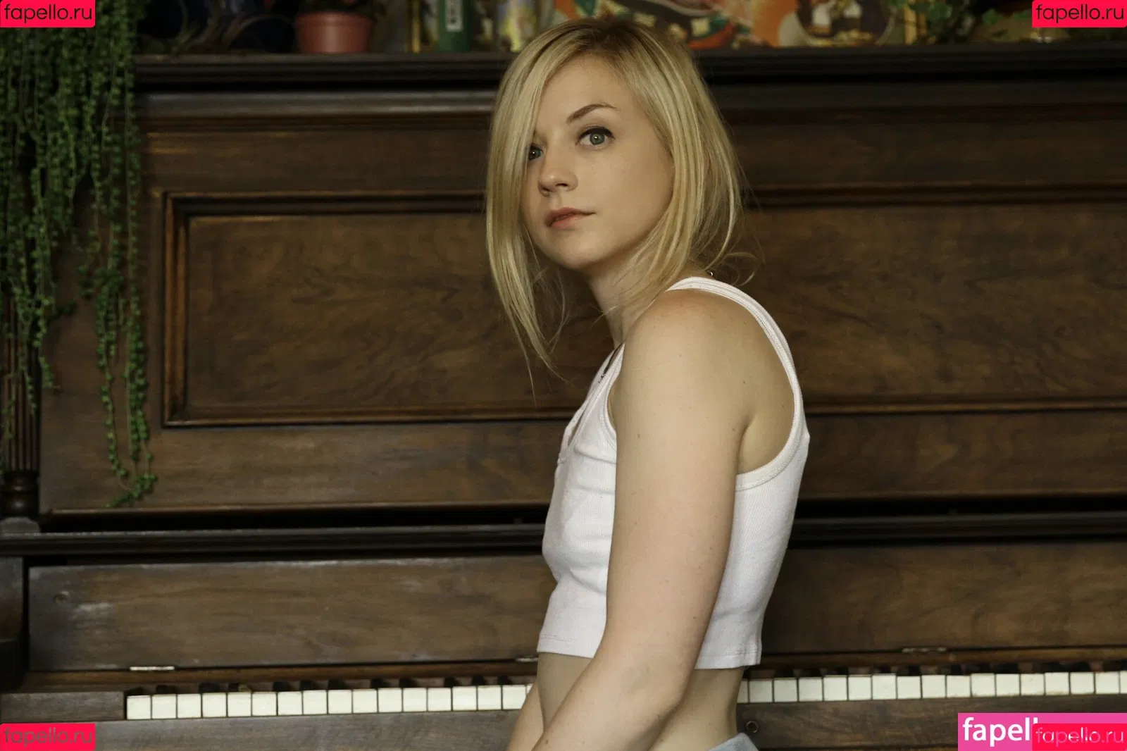 Emily Kinney Onlyfans Photo Gallery 