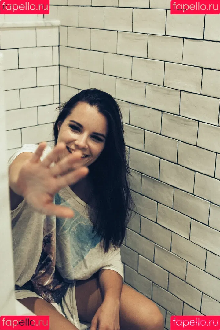 Laure Surlerivage Onlyfans Photo Gallery 